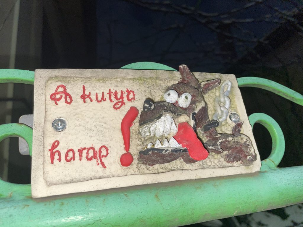 A kutyatámadás kivédésére táblát kell az agresszív és veszélyes kutyák gazdáinak kihelyezniük
